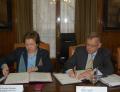07/03/2013 - La secretaria general de Sanidad, Pilar Farjas, durante la firma del acuerdo de colaboración con Michael Taylor, comisionado para Alimentos y Medicamentos Veterinarios de la Food and Drug Administration.