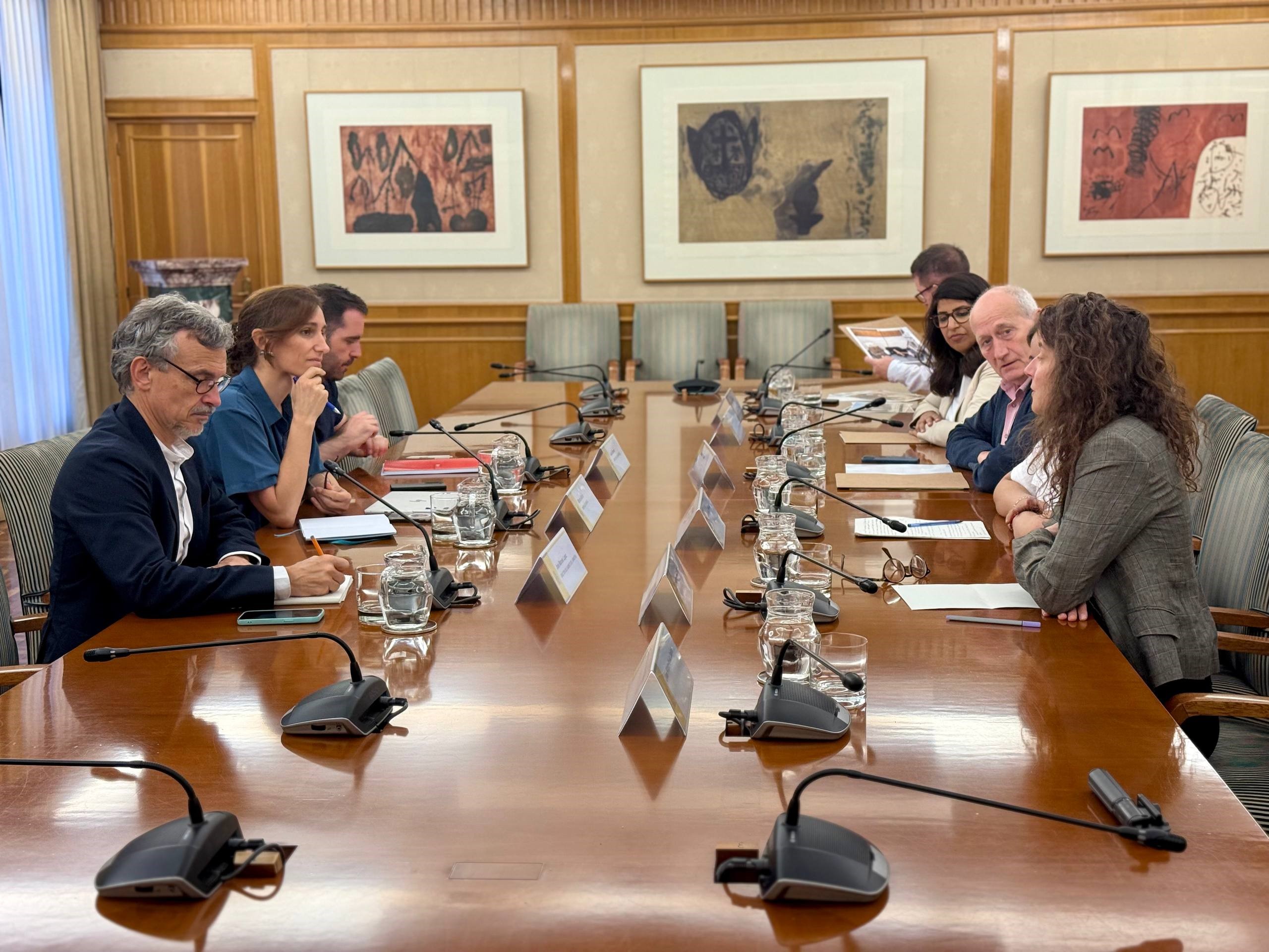 Imagen del artículo Mónica García se reúne con médicos tras regresar de misiones sanitarias en Gaza