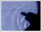 Imagen de Flickr Sombra de una persona sobre el agua