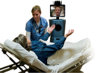 Paciente atendido por enfermera y robot